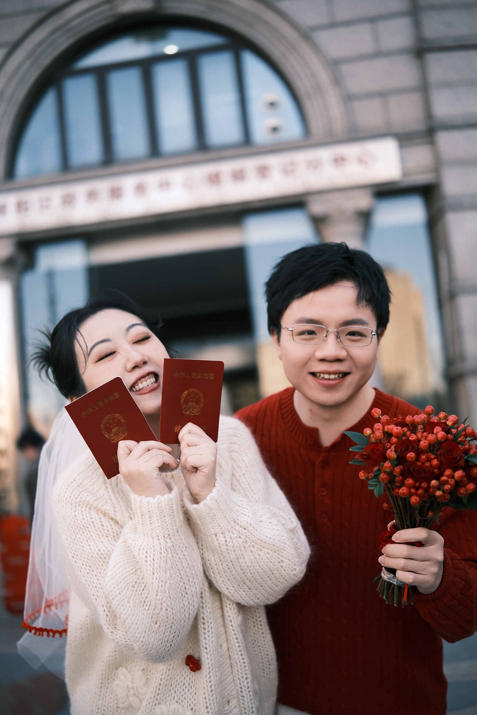 潘晔与邹登科手持结婚证的合影
